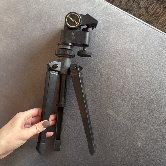 Nikon D3000 DSLR Camera with additional lens and tripod - Picture 10 of 10